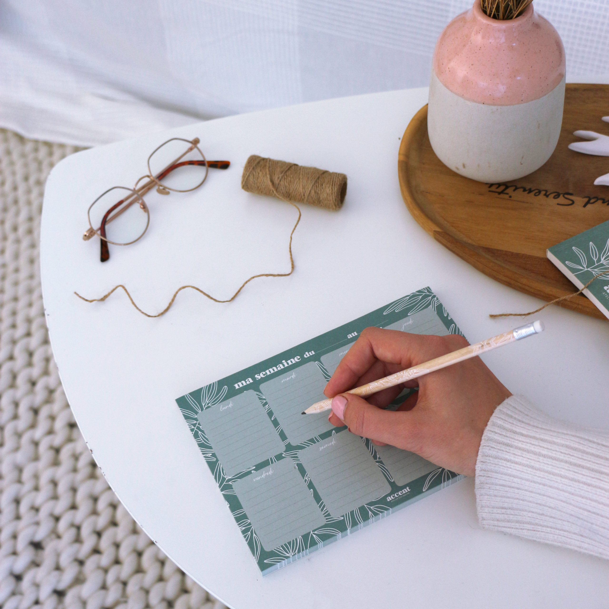 Semainier-a5-olivier-accent-papeterie-en-situation